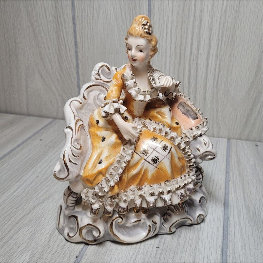 Vtg Betsons Porcelian Colonial Victorian Royal Lady Figurine